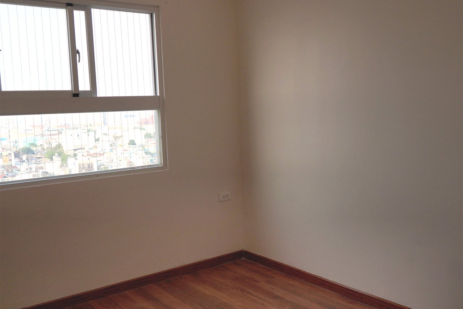 Căn phòng sau khi tự sơn — tường kem mịn, sáng sạch