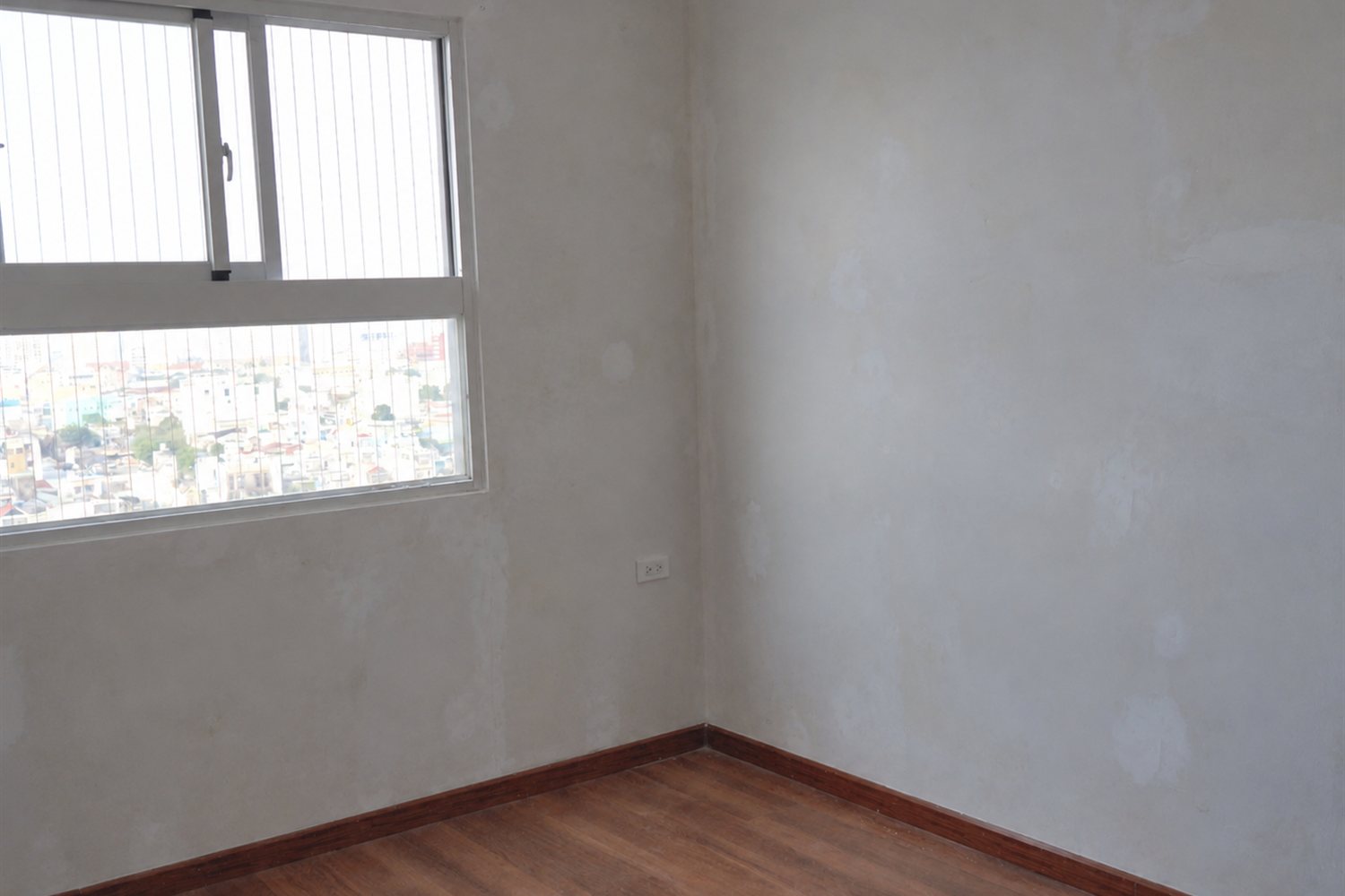Cũng phòng đó lúc tường còn loang lổ, chưa sơn