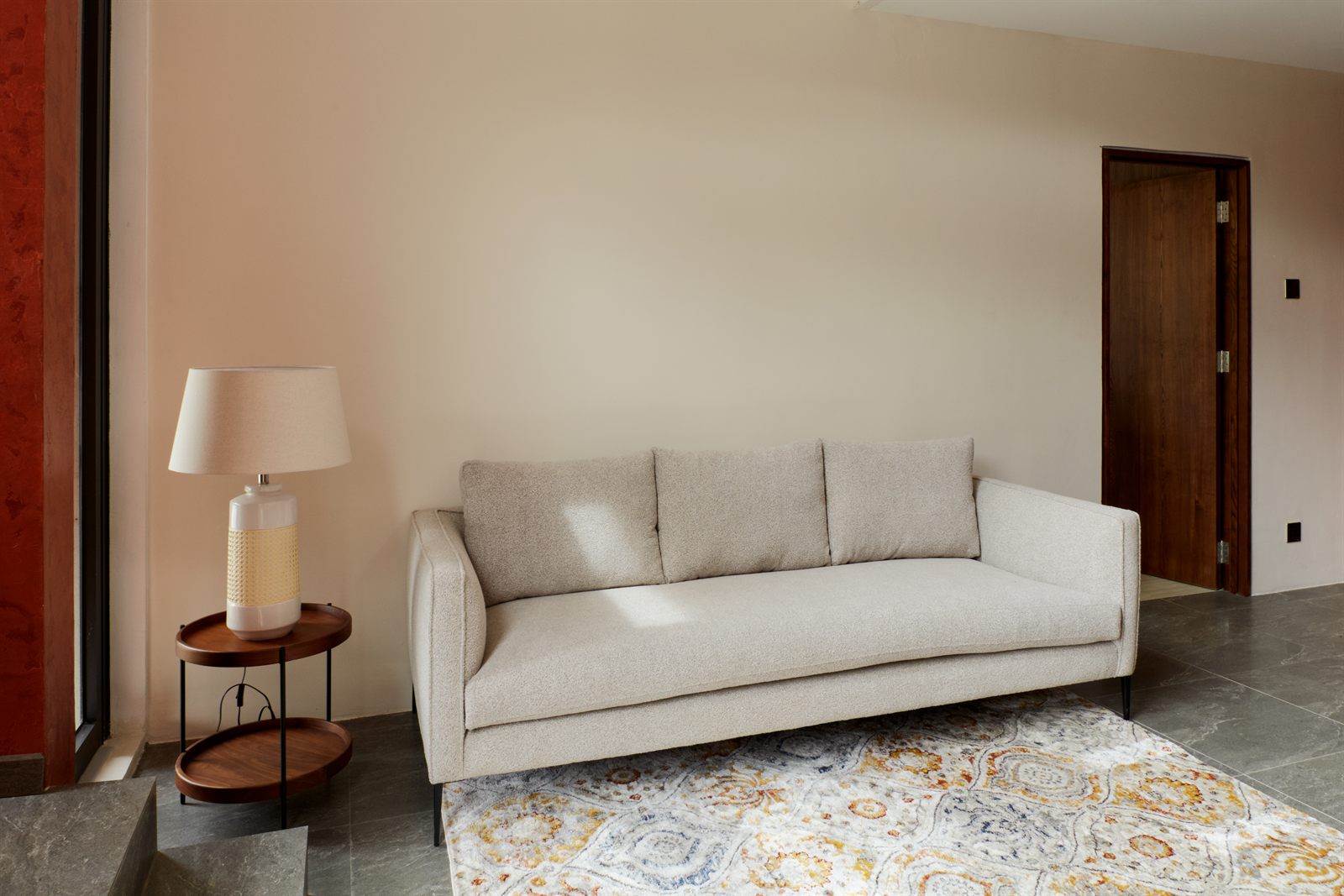 Phòng khách tường hồng đất ấm, sofa kem